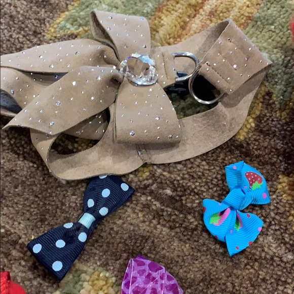 Dog halters and bows and dresses - Picture 5 of 8